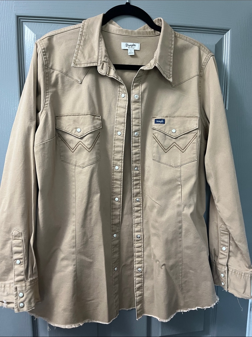 Wrangler women’s  Khaki Button-Front Western jacket with frayed trim.